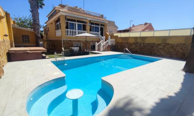 Independent villa - Second hand - Torrevieja - Aguas Nuevas