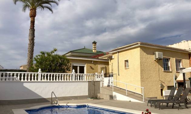 Onafhankelijke villa - Tweedehands - Torrevieja - Los balcones
