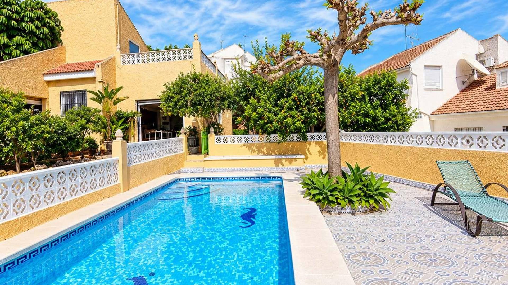 Second hand - Independent villa - San Miguel de Salinas - Ciudad de las comunicaciones