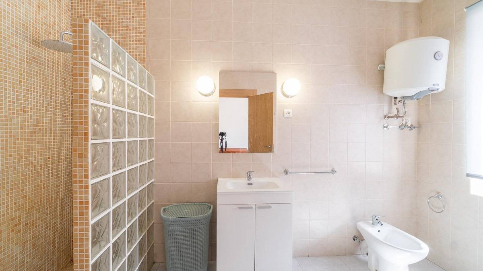 Second hand - Independent villa - Torre - Pacheco - Roldán