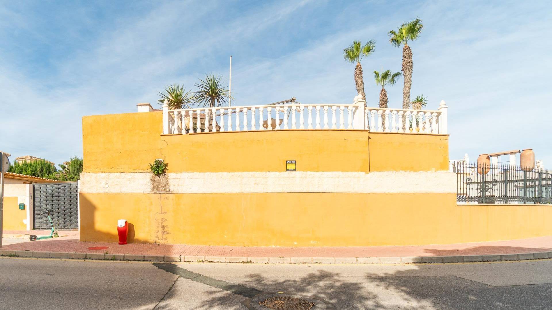 Second hand - Independent villa - Torrevieja - Los altos