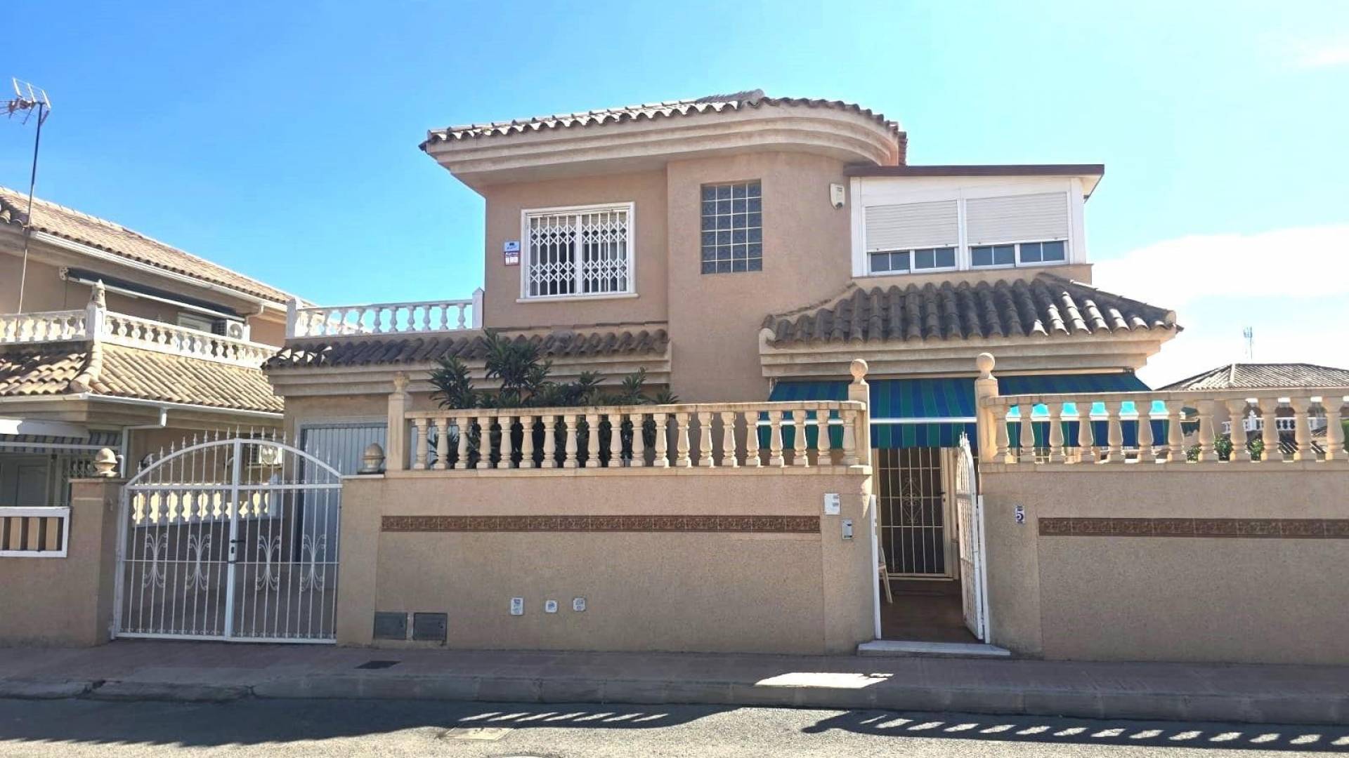 Second hand - Independent villa - Torrevieja - Los Balcones - Los Altos del Edén