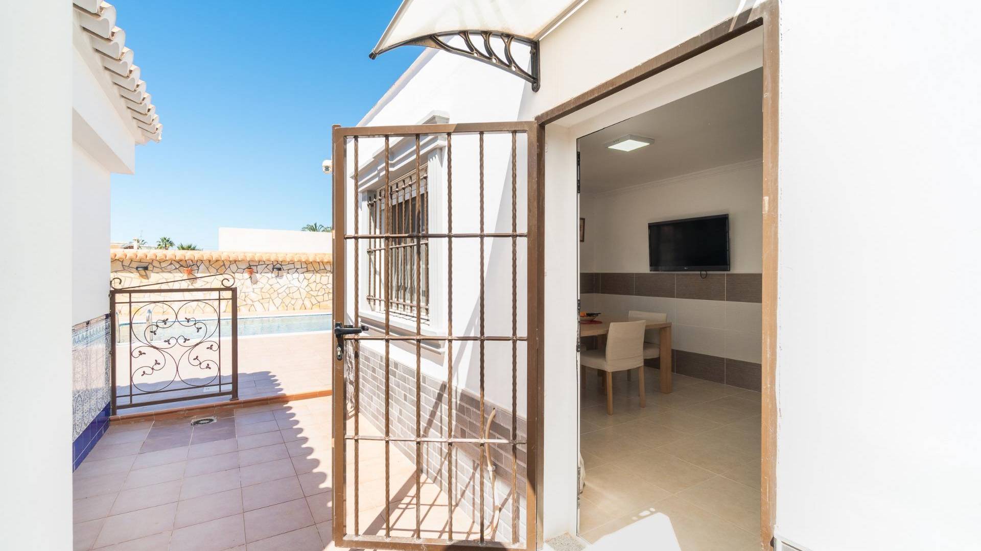 Second hand - Independent villa - Torrevieja - Torreta