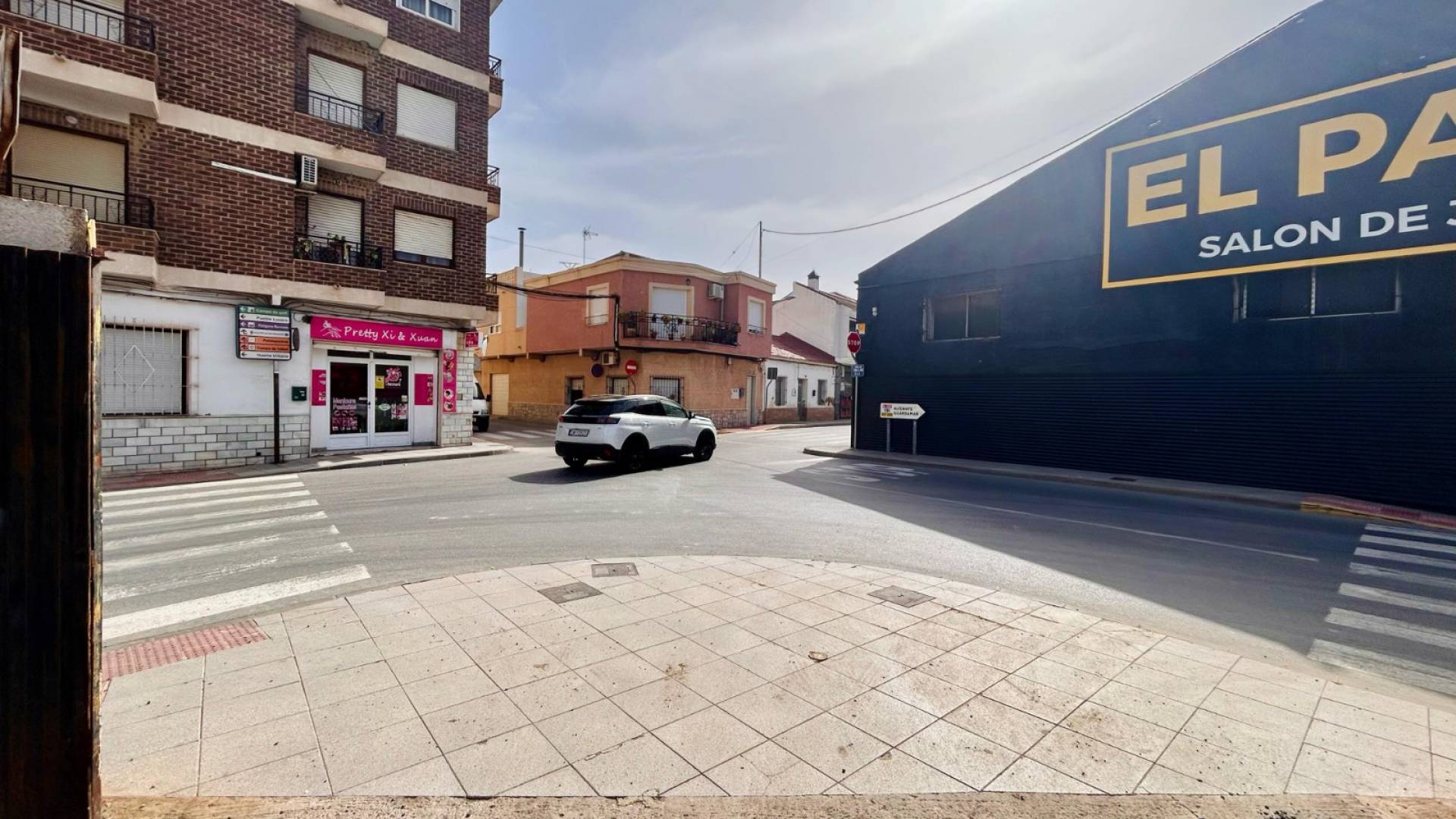 Second hand - Plot - Rojales