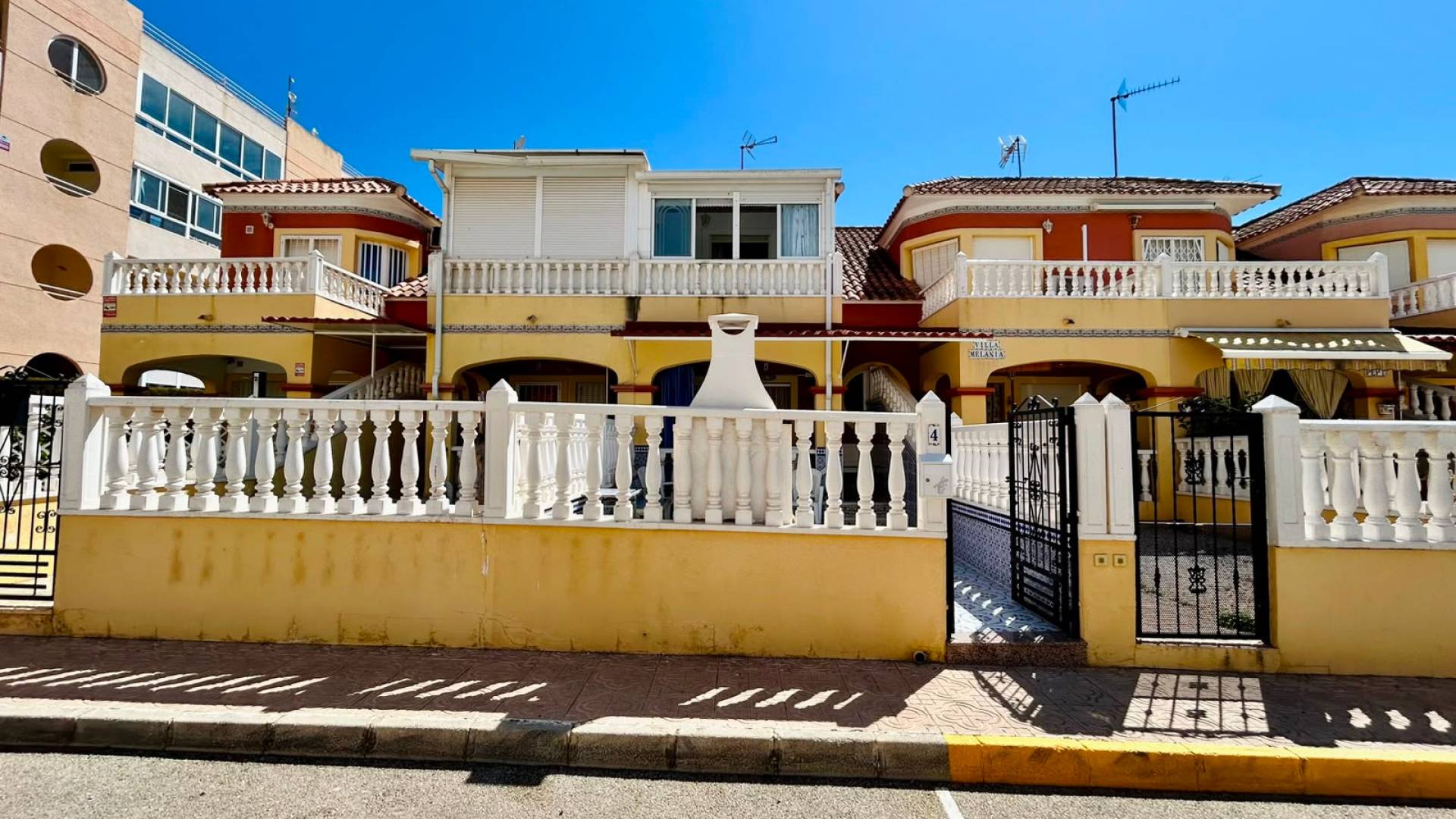 Second hand - Townhouse - Torrevieja - Urbanización San Luis