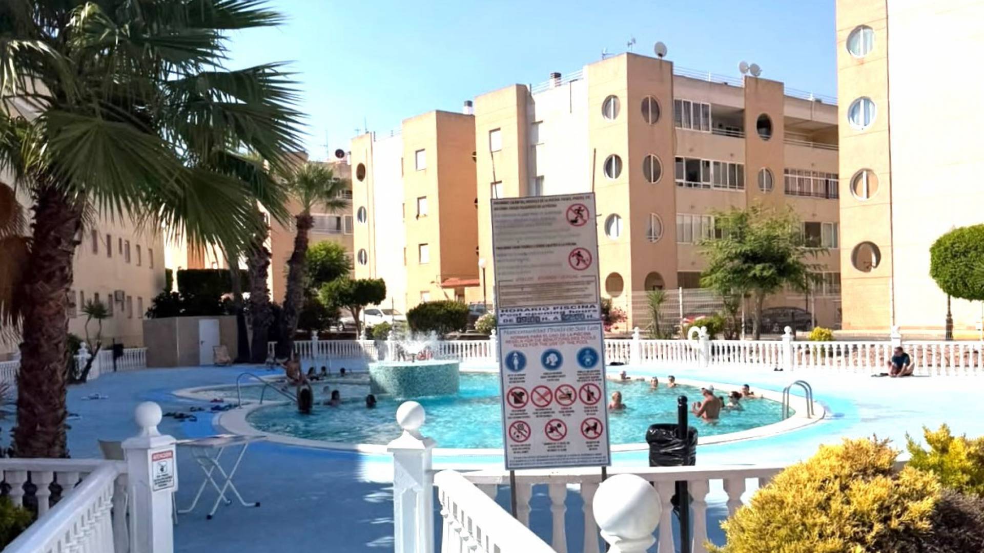 Second hand - Townhouse - Torrevieja - Urbanización San Luis
