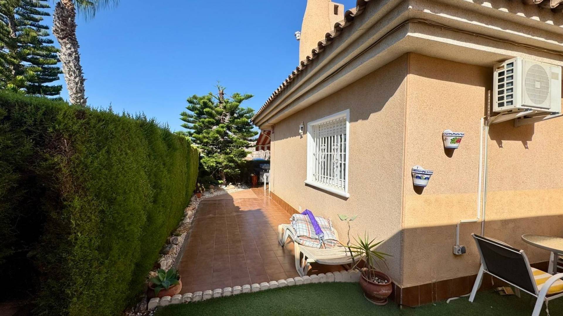 Second hand - Villa / Semi detached - Torrevieja - Punta prima
