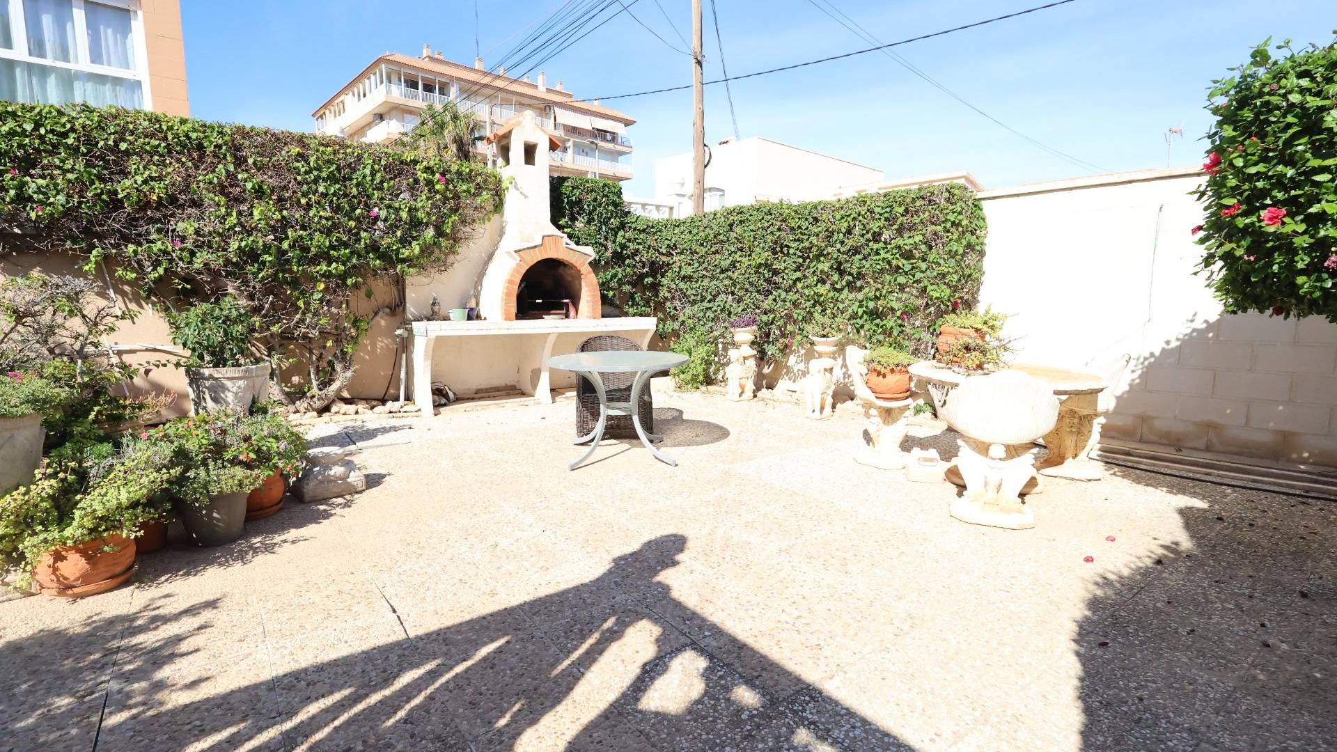 Second hand - Villa / Semi detached - Torrevieja - Punta prima