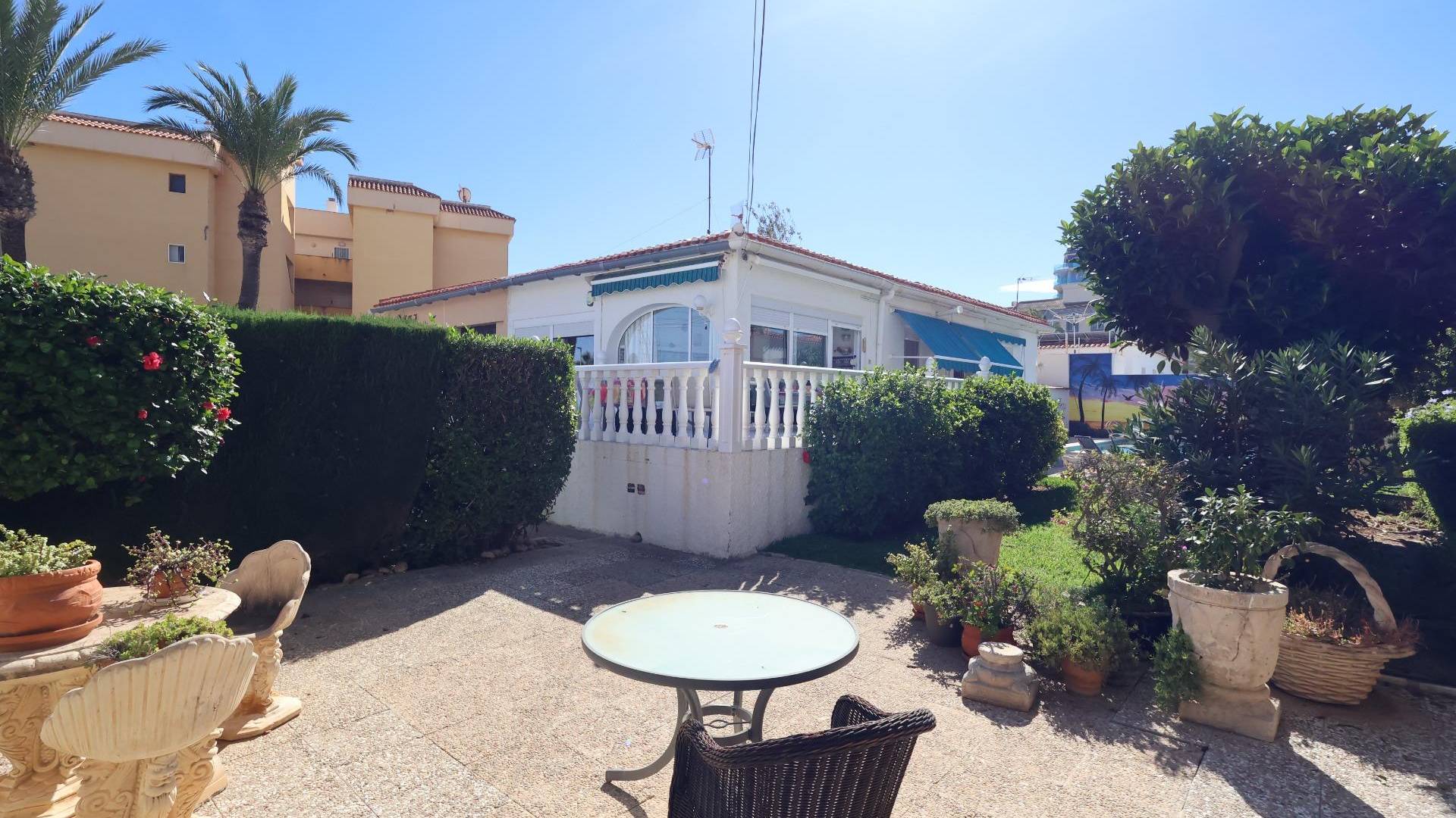 Second hand - Villa / Semi detached - Torrevieja - Punta prima