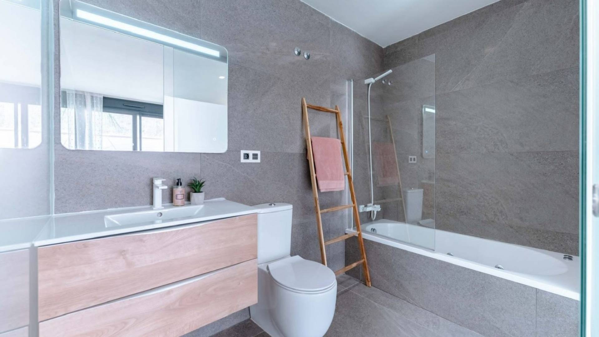 Segunda Mano - Villa independiente - San Miguel de Salinas