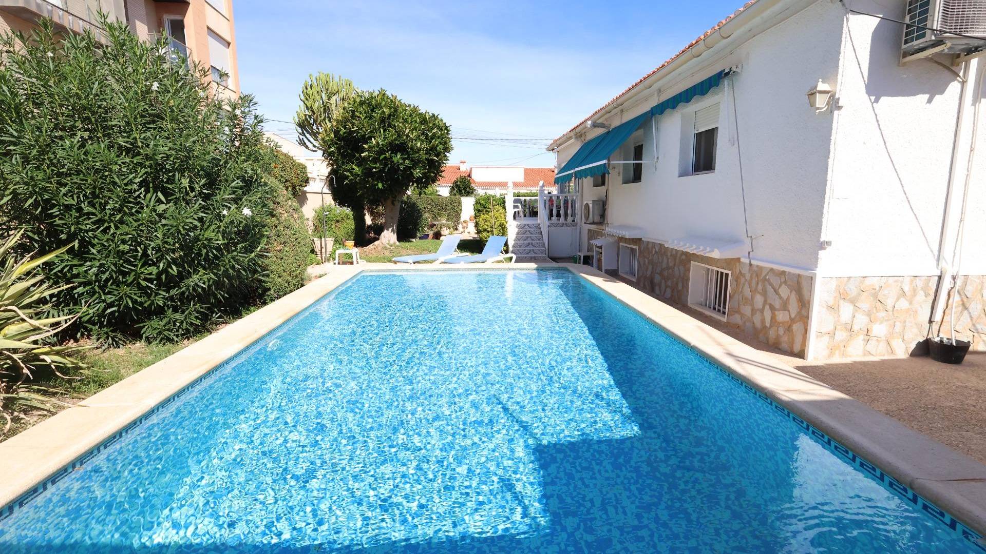 Segunda Mano - Villa / Semi separado - Torrevieja - Punta prima