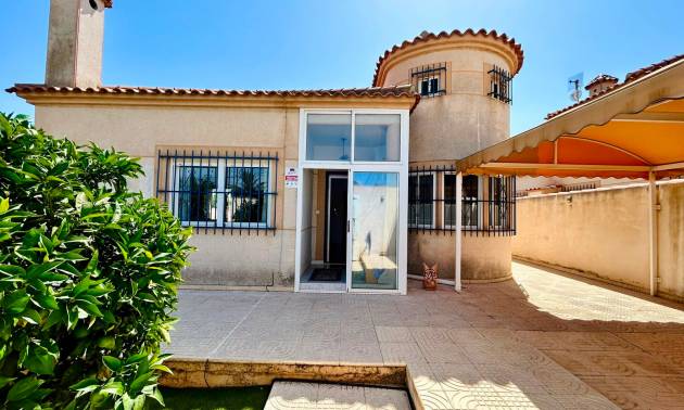 Villa independiente - Segunda Mano - Torrevieja - Urbanización San Luis