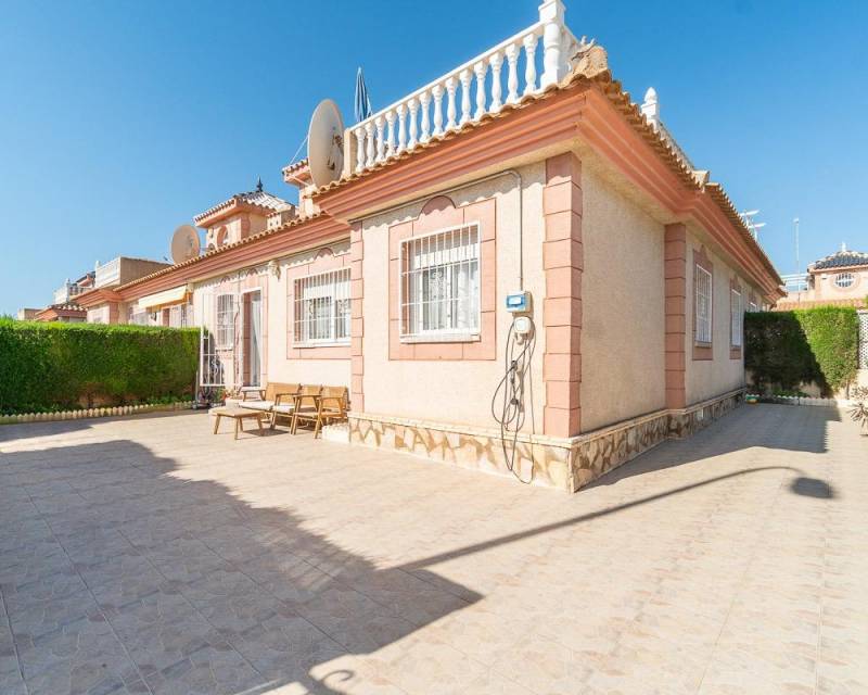 Villa / Semi détaché · D'occasion · Orihuela Costa · Punta Prima