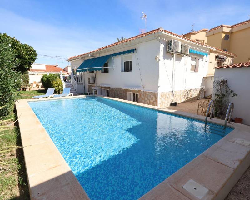 Villa / Semi detached · Second hand · Torrevieja · Punta prima