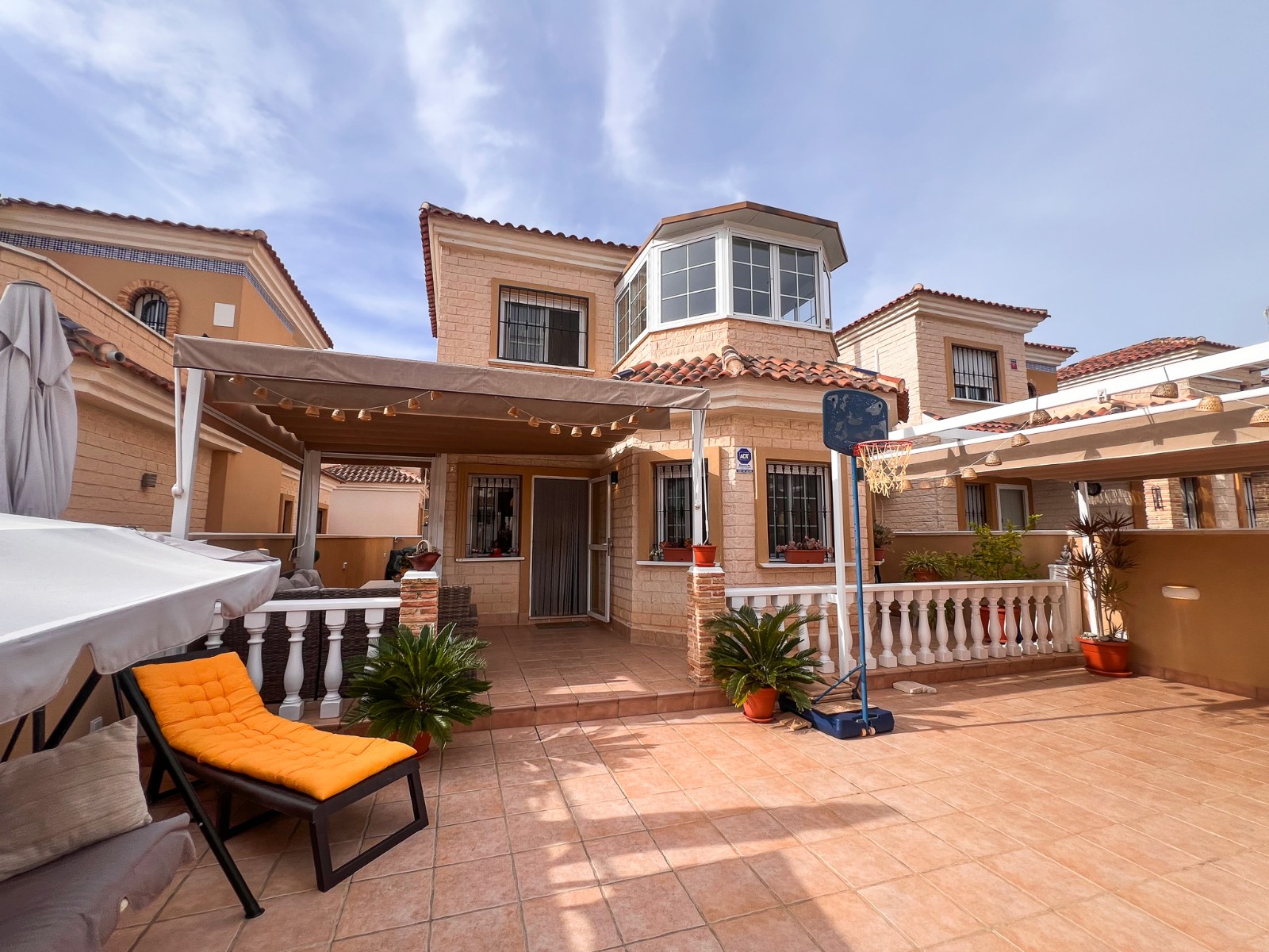 House in Urbanizacion El Raso - view 1